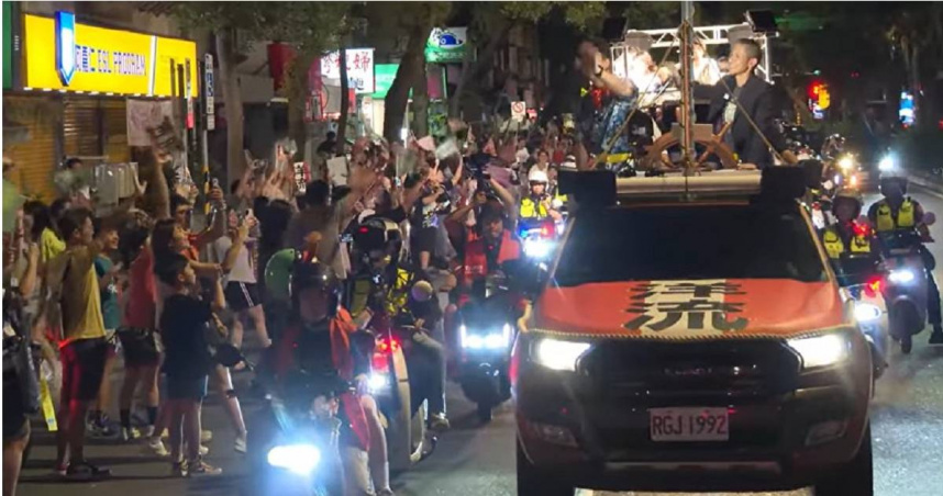 昨天台北市長參選人沈伯洋掃街途經松山信義區，但因支持者噪音大太，有民眾通報妨礙安寧，而松山區亦有支持者遭「水滴」襲擊，網友質疑陣營對立衝突報警，但目前尚未發現有人蓄意潑水。（圖／翻攝畫面）