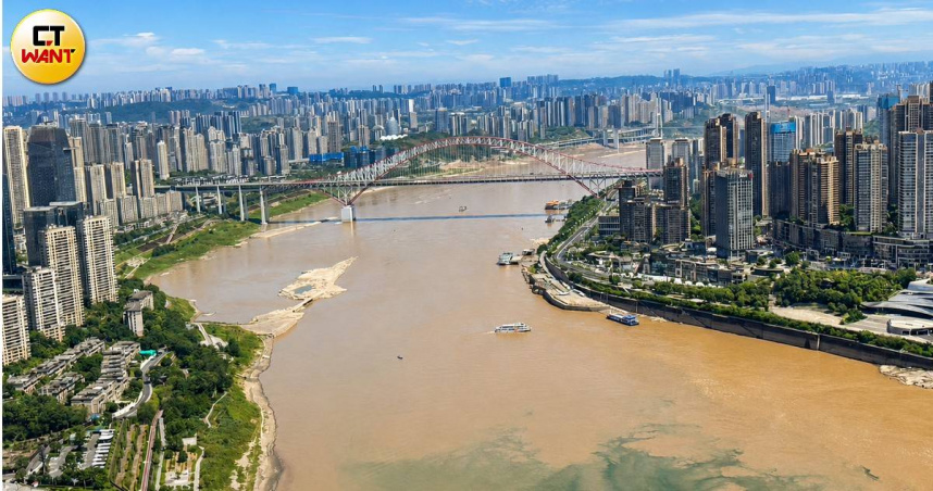 重慶位於長江與嘉陵江交會處，自古便是四川盆地對外往來的重要門戶。（圖／王若攝）