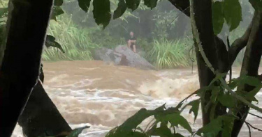 溪水暴漲!男受困新北八煙野溪溫泉 警消經2.5hr順利救出