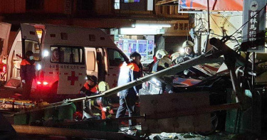 小客車超速衝撞檳榔攤 駕駛骨折無生命危險