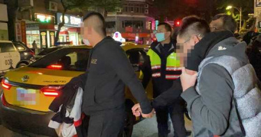 台北酒店上演全武行 24人街頭鬥毆遭警壓制帶回