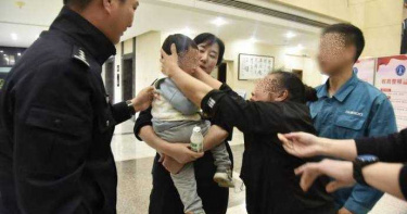 68萬賣掉2歲兒!父拍鈔票炫富「帶現任妻爽玩」 10年前就曾把女兒送人