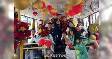 嫌轎車太普通!新娘租公車當禮車 網笑:好像去春遊