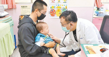 大甲李綜合醫院小兒科主任醫師余秋霖（右）21日表示，天氣逐漸轉涼，門診近期的呼吸道感染病例逐漸增多，1周就有3例發生，建議1歲以下的幼兒可施打疫苗，做好防護措施。（圖／大甲李綜合提供／中國時報張妍溱台中傳真）