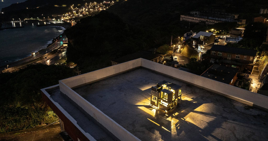 在「金水361. META Space」頂樓的「把自己活成一道光」燈光裝置不僅是對台電第一線員工敬業精神的致敬，也是對其長期貢獻的象徵。（圖／META Design提供）