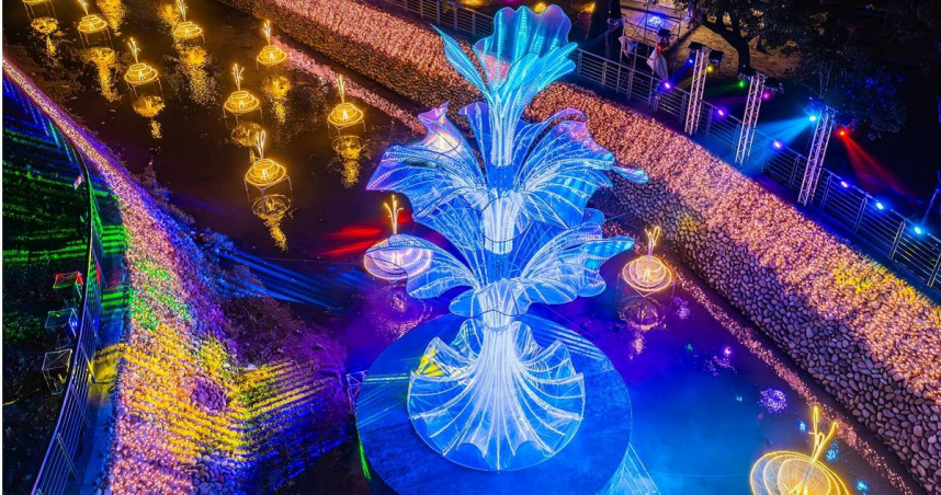 屏東燈節今年首設客家燈區，主燈「聞香識客家」以花朵的綻放象徵客家傳統的傳播。（圖／屏東縣政府提供）