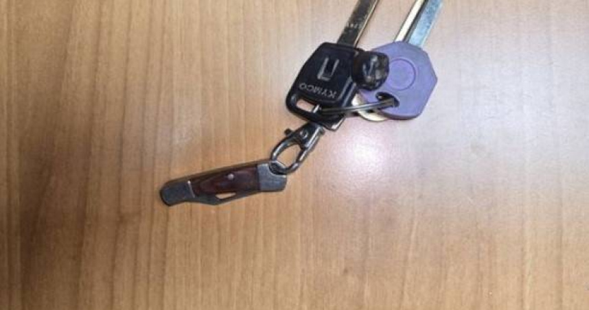 北投區有2人當街打成一團，過程中還持小刀攻擊對方，最終雙雙進派出所互告。（圖／翻攝畫面）