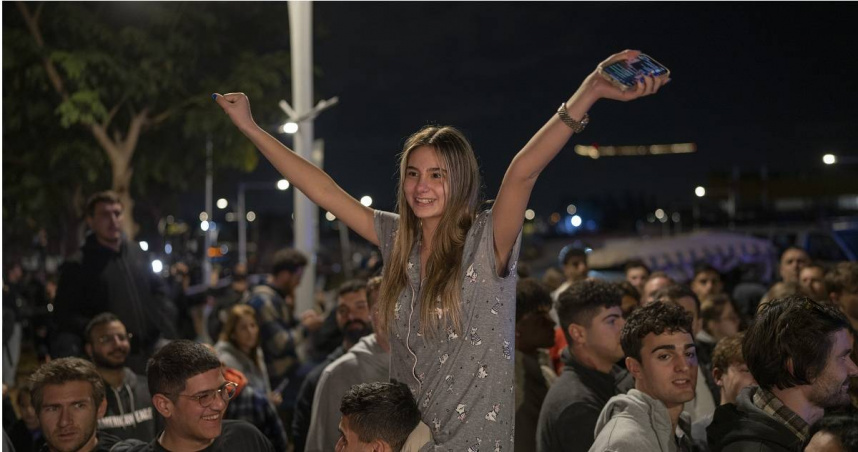 以色列民眾慶祝人質獲釋。（圖／達志／美聯社）