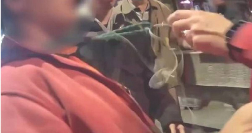 周男誤信假投資群阻損失120萬元，警方在下次交款時成功逮獲女車手。（圖／翻攝畫面）