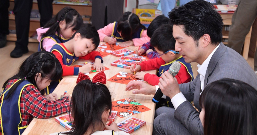 北市府今年的「蛇馬龍鶴」春聯，不僅是由蔣萬安親筆書寫，還貼心的為小朋友準備可以著色的春聯斗方，讓小朋友也感受春聯濃濃的祝福心意。（圖／北市府提供）