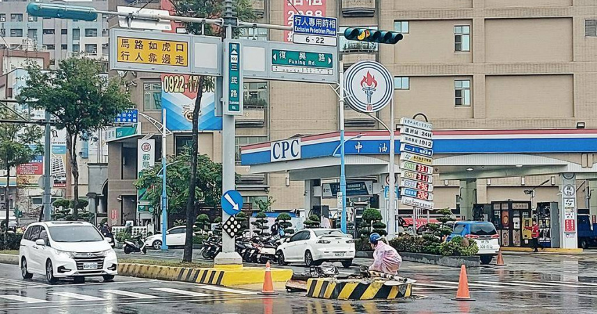 新北市養工處包商3日到三民路、復興路口維修。（圖／張鎧乙攝）