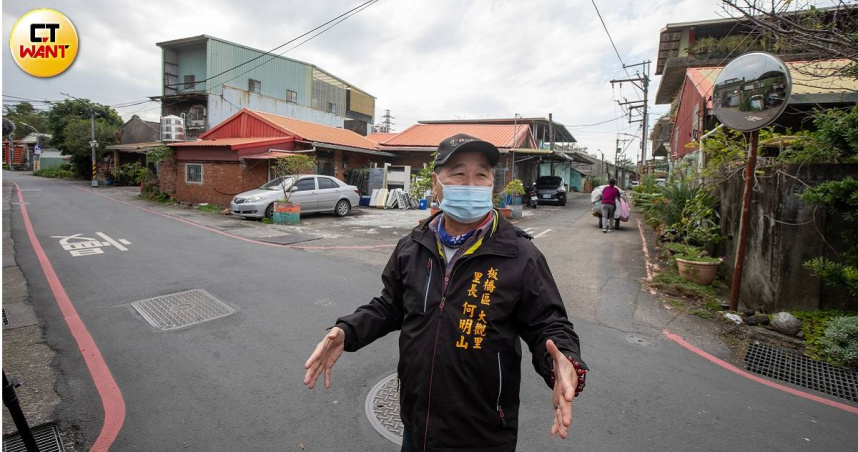 板橋大觀里長何明山直指浮洲阡陌小道與錯落建築，強調都市計畫不能再拖，地方不懂中央選戰角力，只呼籲盡速都更，讓在地居民安全舒服過日子。（圖／劉耿豪攝）