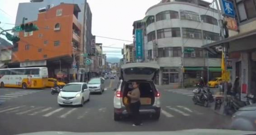 白色休旅車違規斑馬線停車，婦人穿衣不急不慌引網友熱議。（ 圖／翻攝臉書爆料公社二社畫面）