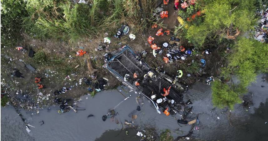 瓜地馬拉嚴重車禍意外，一輛載有75人的巴士昨（10）日行經首都瓜地馬拉市的一條公路時，突衝出路面墜落山谷，導致至少54人不幸罹難。（圖／達志／美聯社）