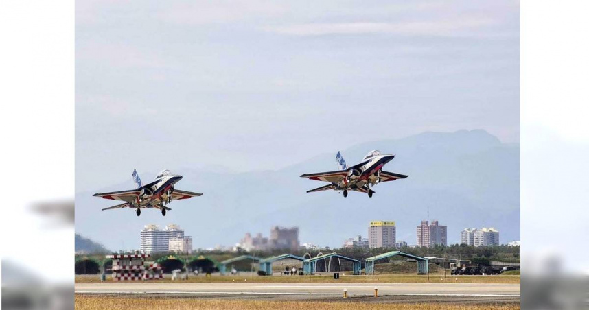 空軍勇鷹高教機15日上午在進行基本航線投彈訓練時，發生首例失事意外。（圖／報系資料照）