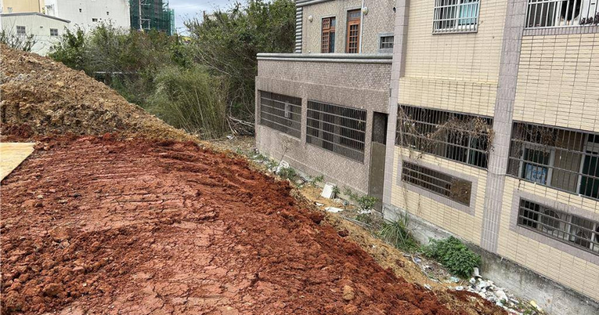 新竹縣湖口鄉1處都市計畫區內的文教區用地，疑遭人棄置廢土，由於高度達4公尺，引發附近居民恐慌。（圖／吳淑君提供）