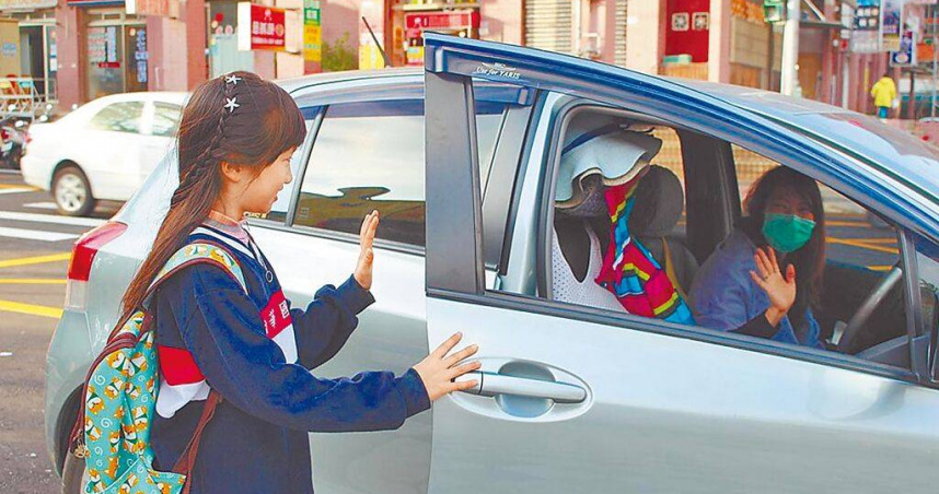 不少家長反映，若雙胞胎無法同校，家長需在短時間內奔波兩地接送，對於朝九晚五的雙薪父母幾乎是不可能的任務。圖為示意圖。（圖／報系資料照）