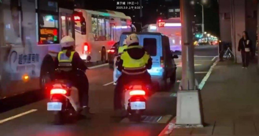 員警立即將車輛移置路邊。（圖／警方提供）