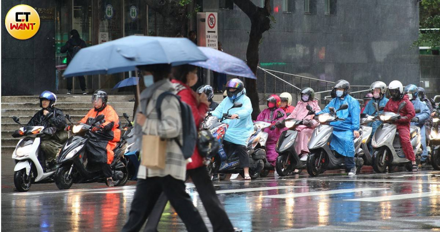 受到鋒面影響，全台各地有雨。（示意圖／黃鵬杰攝）