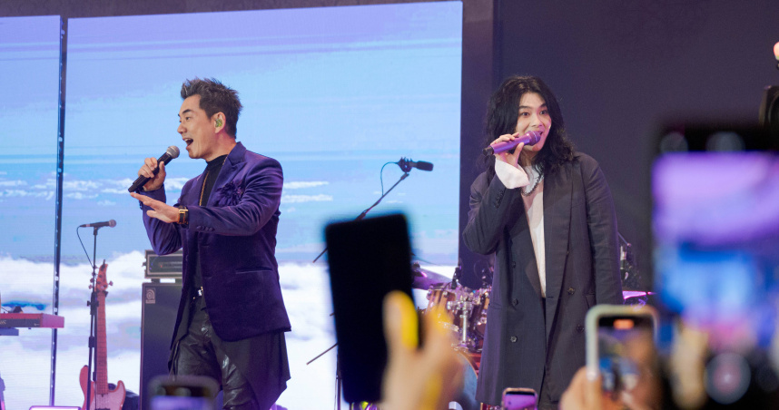 麋先生和任賢齊（左）聯手合唱〈2020再出發〉。（圖／大誠保經提供）