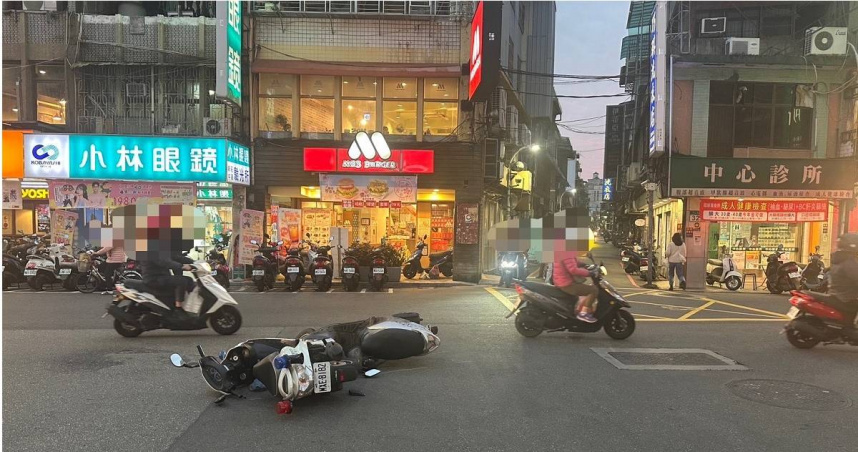 員警追通緝犯時不慎與民眾發生車禍，雙方駕駛受傷送醫無生命危險。（圖/翻攝畫面）