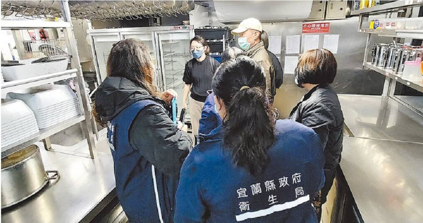 宜蘭縣某家火鍋店發生疑似食品中毒案件，目前通報發病人數達63人，33人就醫，圖為疾管署與宜蘭縣衛生局共同至該火鍋店調查。（圖／宜蘭縣衛生局提供）