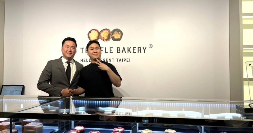 台北晶華引進韓國漢南洞排隊名店的爆款三色可頌塔，羅明威(左)預期今年2坪大小的「外賣櫃」能創造2.5億元營業額。（圖／林榮芳攝）