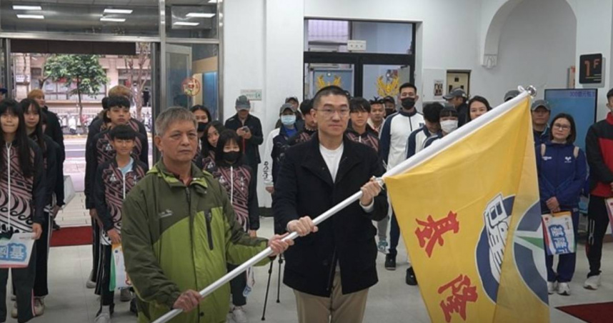 全國原住民族運動會前，基隆市舉行授旗典禮，市長謝國樑親自授旗，象徵市府對選手們的全力支持。（圖片提供／基隆市政府）