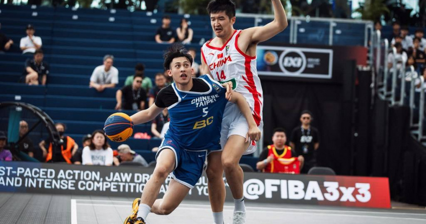 陳將双(左)運球努力突破大陸球員防守。（圖／取自FIBA官網）