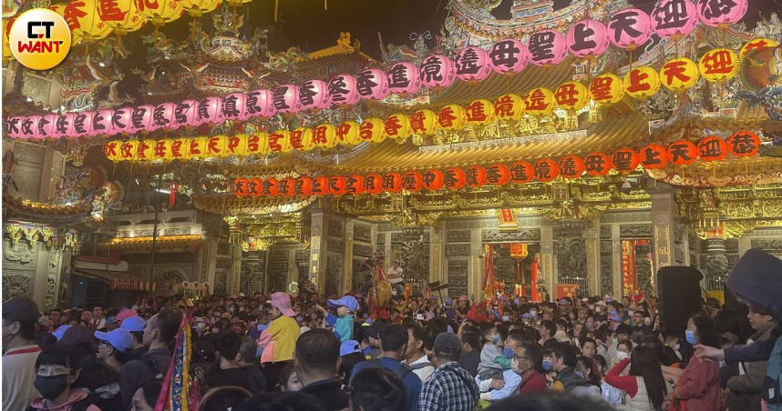 大甲媽鑾轎6日凌晨順利通過彰化市民生路地下道，在警方與鎮瀾宮董事長顏清標等人全程護駕下，未見推擠或強轎情況。（圖／趙世勳攝）