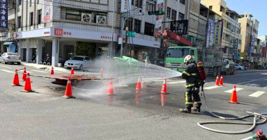 彰化自來水工程意外挖斷瓦斯管。（圖／翻攝畫面）