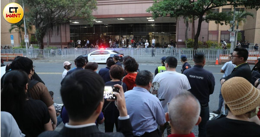 國民黨支持者於17日晚間到台北地檢署聲援，台北市長蔣萬安和桃園市長張善政稍晚到場，新北市長侯友宜則確定不到北檢。（圖／劉耿豪攝）