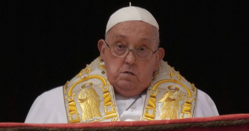 教宗方濟各於20日在梵蒂岡聖彼得廣場復活節彌撒結束時，出現在聖彼得大教堂的中央大廳。（圖／達志／美聯社）