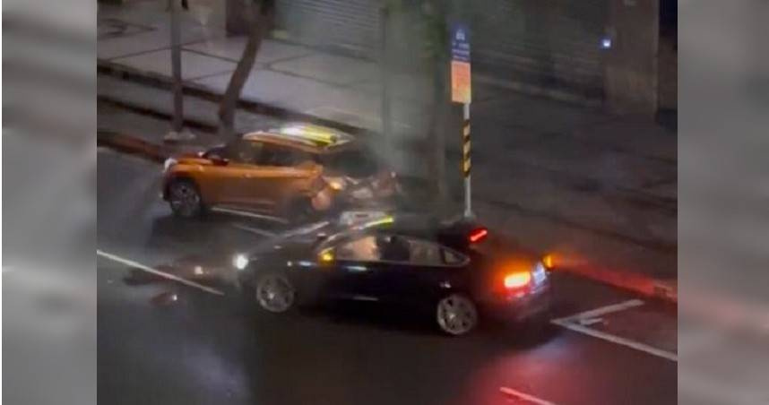 信義區深夜撞車後引擎冒煙罩逃。（圖／翻攝畫面）