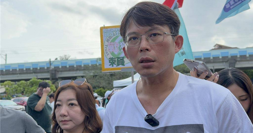 民眾黨主席黃國昌（右）表示，罷免總統是國人此時此刻的共同心聲。（圖／中國時報吳佩蓉攝）