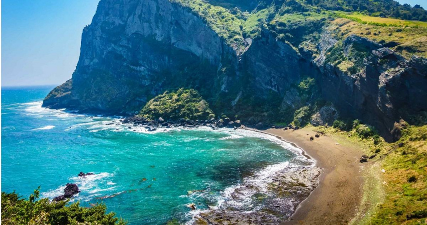 熱門韓劇《苦盡柑來遇見你》取景地之一「城山日出峰」位於韓國濟州島。(圖/五福旅遊提供)