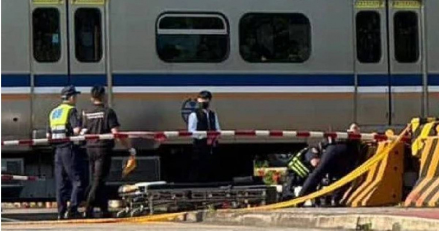 台鐵桃園到內壢路段遭女行人闖軌，導致列車疾駛而來撞上，造成1人當場死亡。（圖／翻攝記者爆料網）