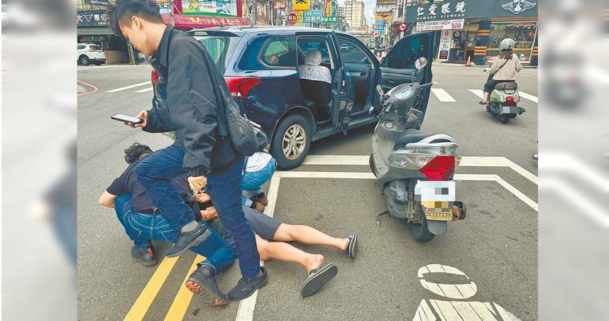 劉姓男子（遭壓制者）闖入前雇主住家強盜財物，海山警分局員警在新竹縣竹北市博愛街將他逮捕。（海山警分局提供／王揚傑新北傳真）