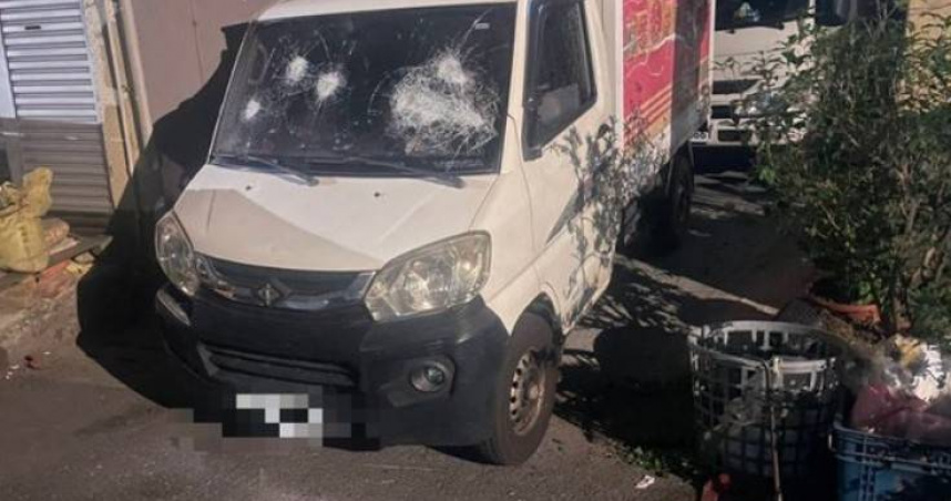 楊男因與陳男在廟會結怨理論，反遭對方撂人前往住處砸毀車輛及門窗，後續5人遭警方逮捕。（圖／翻攝畫面）