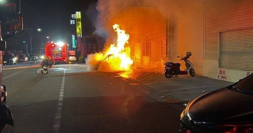 苗栗深夜汽車突自燃烈焰竄天。（ 圖／翻攝畫面）