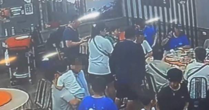 有一家20口遊客到餐廳用餐，卻爆發消費糾紛。（圖／翻攝自爆料公社）