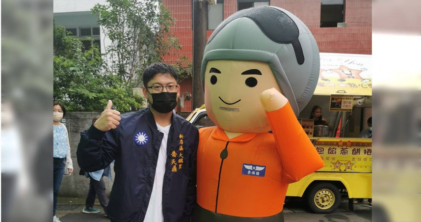 「型男里長」喬天鼎赴陸組砲兵團到越南爽玩。(圖/翻攝「大鵬里里長喬廷彥」臉書)