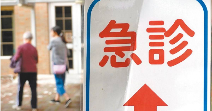 北部醫院急診醫師指出，近期急診就診人數確實增加，新冠陽性率也上升，擔心疫情爆發造成急診再度壅塞。（圖／報系資料照）