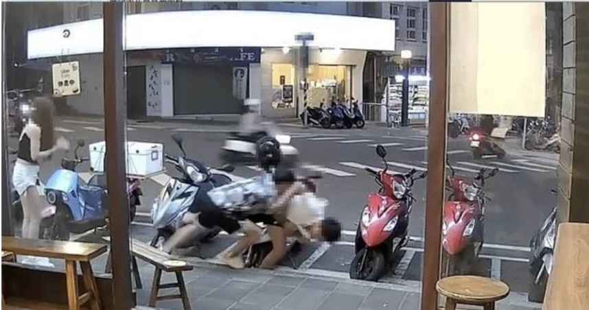 澎湖街頭驚見兄弟鬩牆，熱褲妹跪地苦勸無效。（ 圖／翻攝畫面）