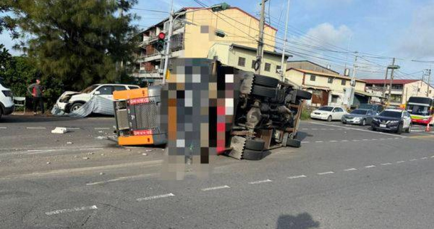 彰化大貨車急煞翻覆，堆高機散落路面。（ 圖／翻攝畫面）