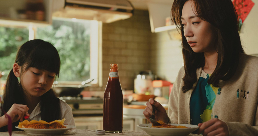 番茄蛋包飯在劇中象徵母女之間的牽絆，由吳卓源（右）飾演的母親教幼年的樂樂做蛋包飯。（圖／Netflix提供）