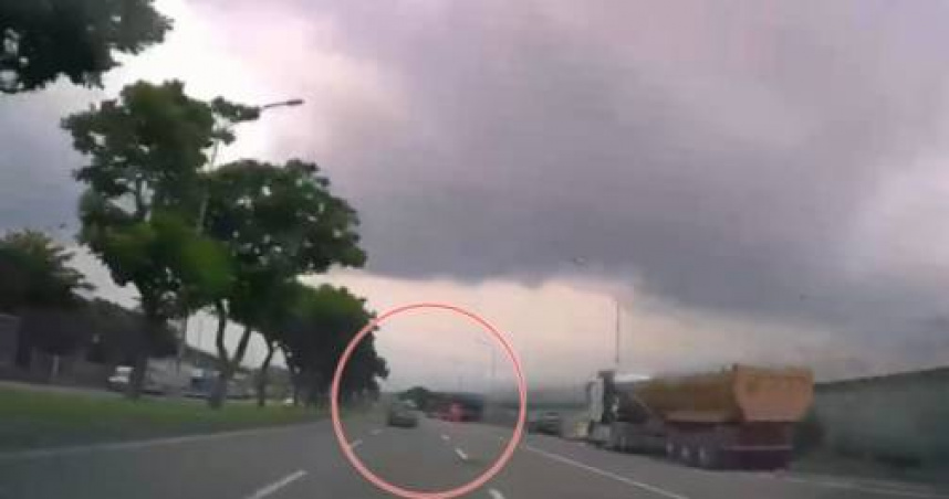 母子遭撞翻車雙亡畫面曝。（ 圖／翻攝畫面）