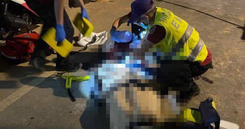 54歲吳姓男子闖軌遭列車猛撞，導致車流量瞬間壅塞，造成他重傷送醫仍不治。（圖／翻攝畫面）