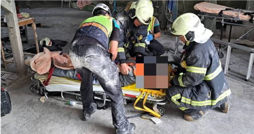 彰化縣一名41歲楊姓工人在飼料廠作業時，不慎滑落玉米粉碎機，緊急送醫搶救仍宣告不治。（圖／翻攝畫面）