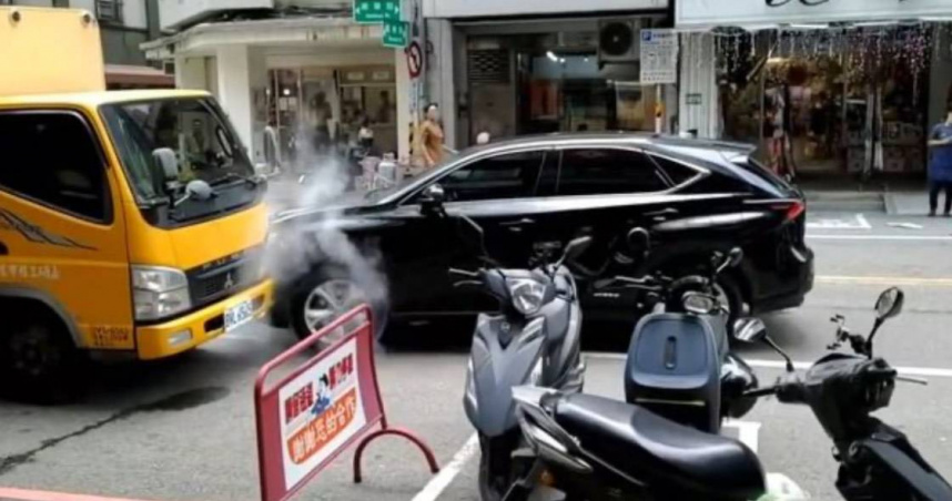 7旬翁疑中風逆向撞工程車，倒臥駕駛座送醫治療中。（圖/翻攝自記者爆料網）